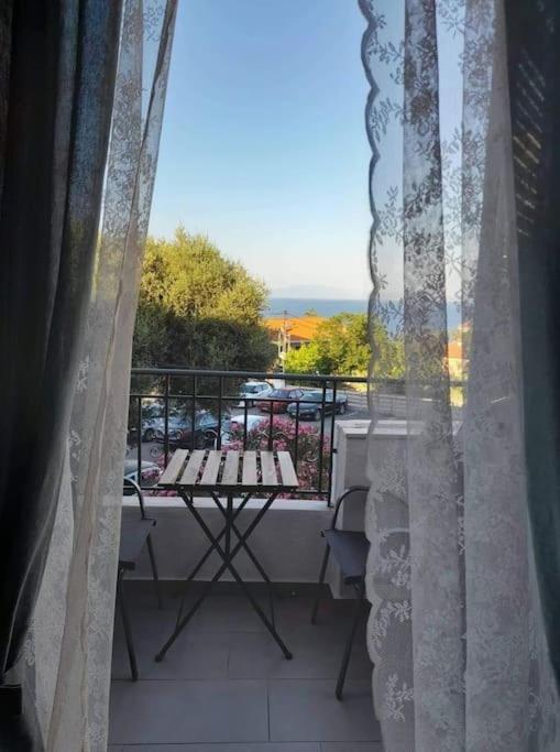 με θέα θάλασσα στην περιοχή της αθύτου